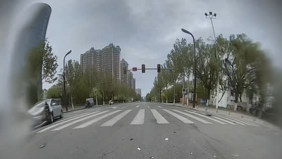 Cars collide after sudden turn at intersection in Shandong, China