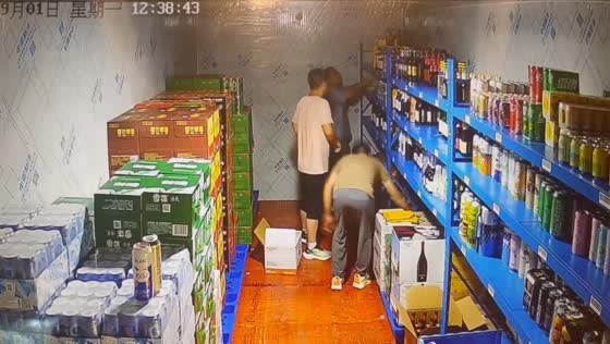 Display rack collapses while being organized in Jilin, China
