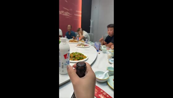 Beer cork unexpectedly hits man during dinner in Hebei, China