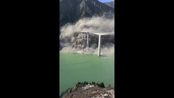 Landslide causes partial collapse of Hongqi Bridge in Sichuan, China
