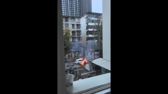 Electric vehicle catches fire from underneath in Sichuan, China