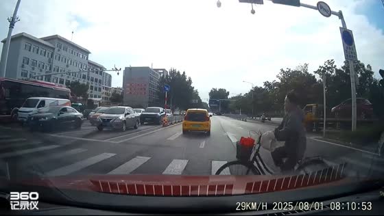 Unexpected bicycle collision caught on dashcam in Shandong, China