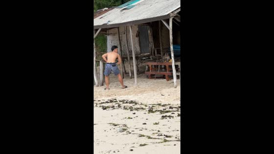 Wild monkey encounter: backpack theft and standoff at Uluwatu's Thomas Beach, Indonesia