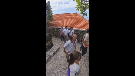 Monkey snatches tourist’s sunglasses in Bali, Indonesia