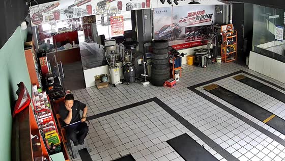 Man accidentally hits himself while attempting trick at tire shop in Lu'an, Anhui, China
