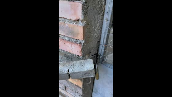 Genius trick to open padlocked gate in Beijing, China