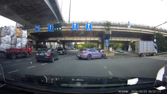 Car crashes into a truck running a red light at an intersection in Zhejiang, China
