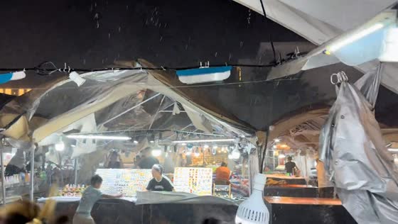 Heavy rain and fierce winds lash night market in Jiangxi, China
