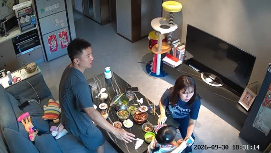 Family reacts as magnitude 4.3 earthquake shakes home in Kunming, China