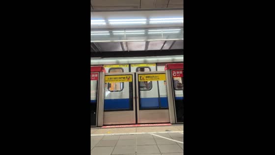 Phone left behind as train departs in Taipei