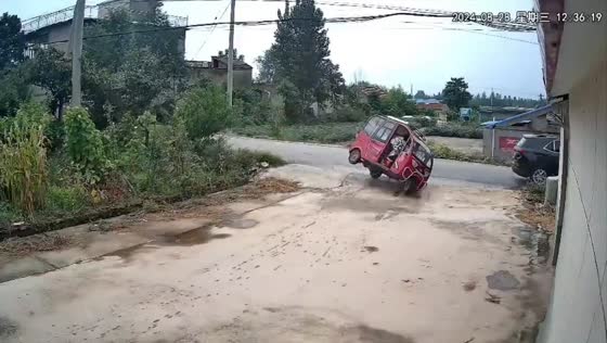 Tricycle overturns due to overspeeding in Jiangsu, China