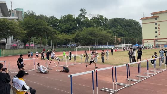 School hurdle race ends in laughs in Guangdong, China