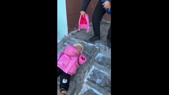 Winter mishap: child slips as jacket cape gives way in Jilin, China