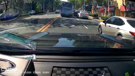 Elderly person struck by car while crossing busy road in Shandong, China