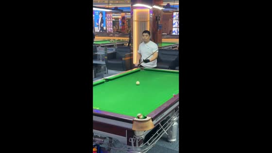 Unpredictable billiards shot in Henan, China