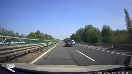 Van loses control and crashes into guardrails on highway in Beijing, China