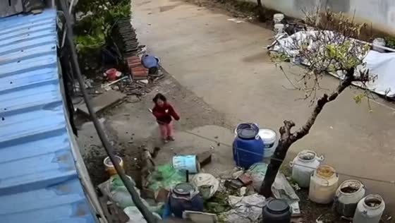 Child narrowly escapes falling concrete in Beijing, China