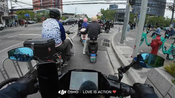 Motorcyclist stands up and farts at traffic stop in Shanghai, China