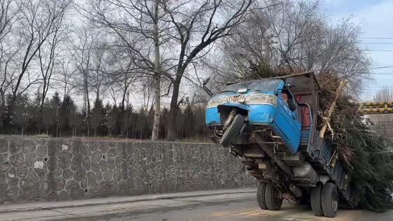 Overloaded tricycle lifts off while climbing uphill in Shanxi, China