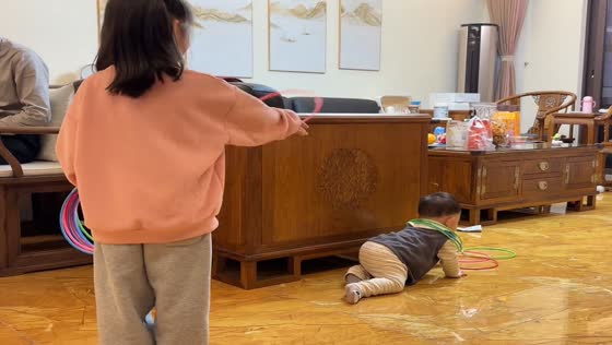 Older sibling plays game with younger sibling in Shanghai 