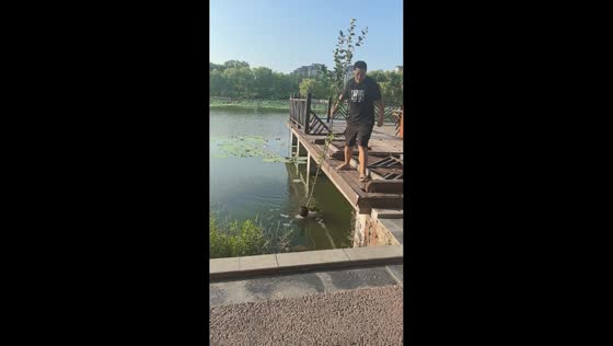Man uses plant to rescue person from water in Henan, China
