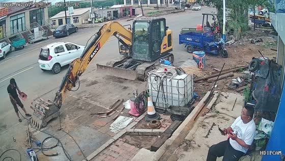 Close call as metal piece flies off during welding in Inner Mongolia, China