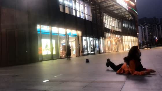 Woman falls face-first after skateboard slips beneath her in Fujian, China