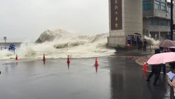 High tide and typhoon bring huge waves to Qiantang River in Zhejiang, China