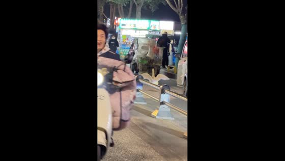 Goose runs after vehicle carrying another goose in Anhui, China