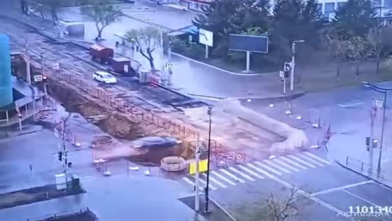 Lexus crashes into fence at roadwork site in Blagoveshchensk injuring two