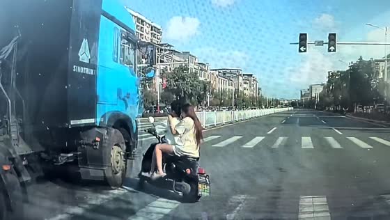 E-bike narrowly avoids collision with truck at intersection in Guangdong, China