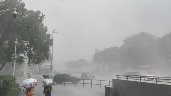 Typhoon Noul lashes Shenzhen with torrential rain and powerful winds in Guangdong, China