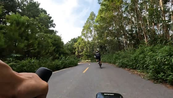 Cyclist crashes into road guardrail while taking a curve in Guangxi, China