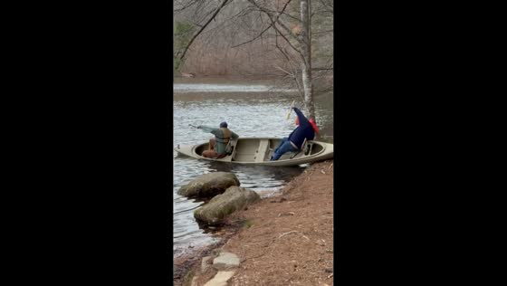 Canoeing attempt ends in fall in Georgia, USA