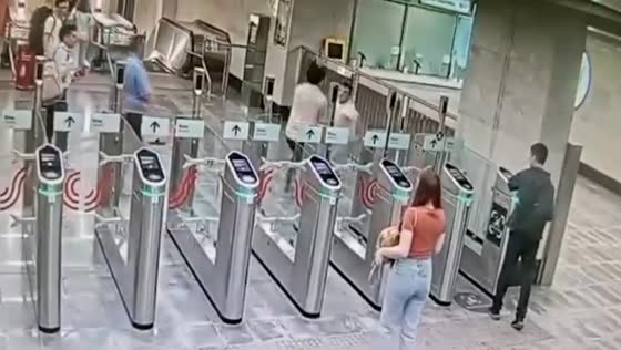 Violent fight erupts at Moscow metro station: stowaway assaults fellow passenger