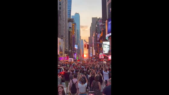 Crowd captures stunning Manhattanhenge sunset in New York, USA