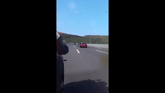 Close call: high-speed motorbike overtake in Sakarya, Turkey nearly causes an accident