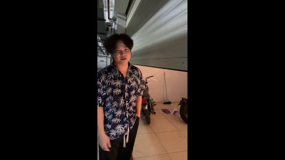 Man bumps head on shutter door after repeated attempts in Guangdong, China
