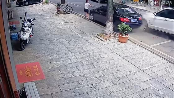 Security video shows roadside car accident in Hunan, China