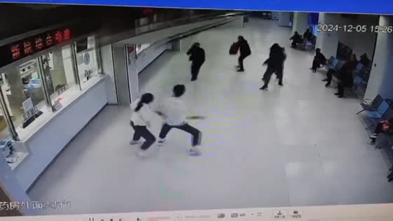 Ceiling collapses and hits several people in Guangdong, China