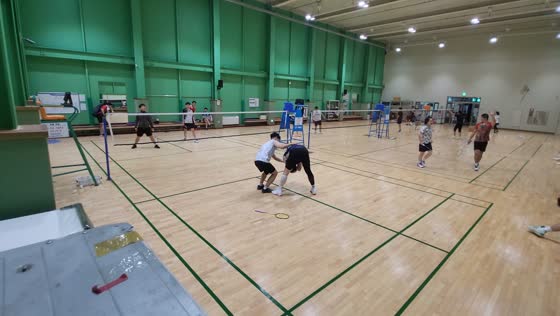 Accidental headshot: badminton swing mishap in Seoul
