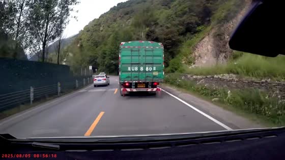 Dashcam captures near collision on curved road in Sichuan, China