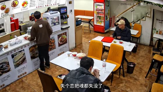 Waiter mistakenly returns food to counter instead of delivering order in Anhui, China