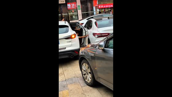 Young boy carefully exits car to avoid hitting nearby vehicle in Nanchang, China
