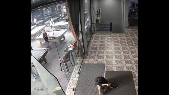 Woman crashes into glass door in Thái Nguyên, Vietnam