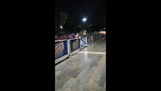 Rollerblader crashes into barricade during obstacle jump attempt in Barranquilla, Colombia
