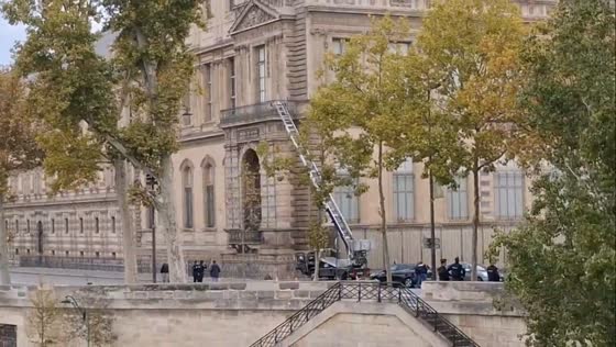 Thieves execute daring daylight jewel heist at the Louvre Museum in Paris, France
