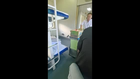 Fast-talking snack seller with mini cart surprises train passengers in Shaanxi, China