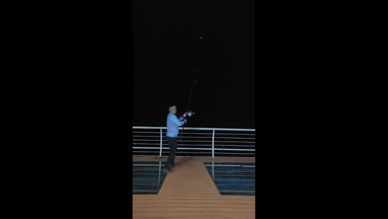 Impressive long-distance cast with colorful fishing line in Liaoning, China