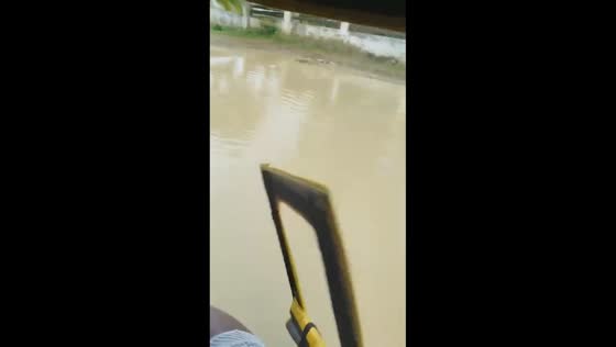 Vehicle door falls off into puddle during ride in Coveñas, Colombia